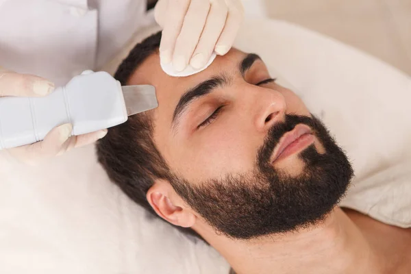 Primer Plano Hombre Barbudo Guapo Recibiendo Ultrasonido Limpiado Por Cosmetólogo —  Fotos de Stock