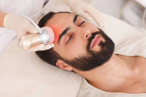 Hombre Atractivo Relajarse Mientras Recibe Tratamiento Facial Lifting Clínica Belleza — Foto de Stock