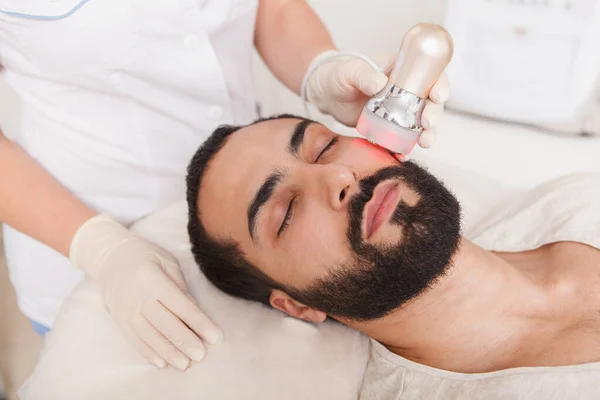 Primer Plano Cliente Masculino Relajándose Durante Lifting Facial Salón Belleza — Foto de Stock