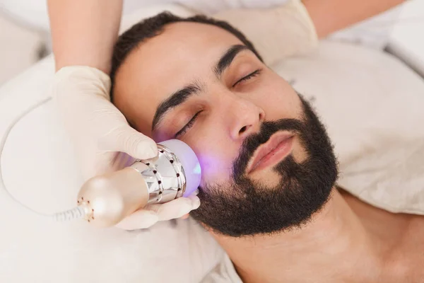 Close Homem Barbudo Atraente Relaxando Clínica Beleza Ficando Lifting Facial — Fotografia de Stock