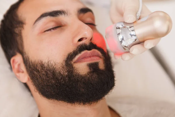 Primer Plano Hombre Barbudo Recibiendo Rejuventar Procedimiento Elevación Por Cosmetólogo — Foto de Stock