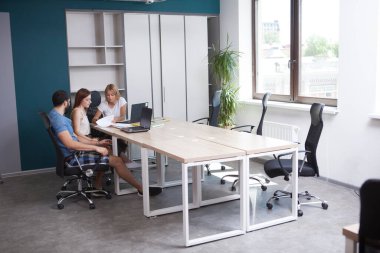 Açık alanda çalışan gençler modern ofis, kopyalama alanı