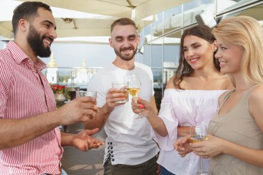 Çatıdaki barda çifte randevuya çıkan iki çift.