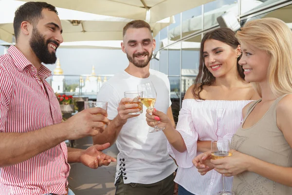 Çatıdaki barda çifte randevuya çıkan iki çift.