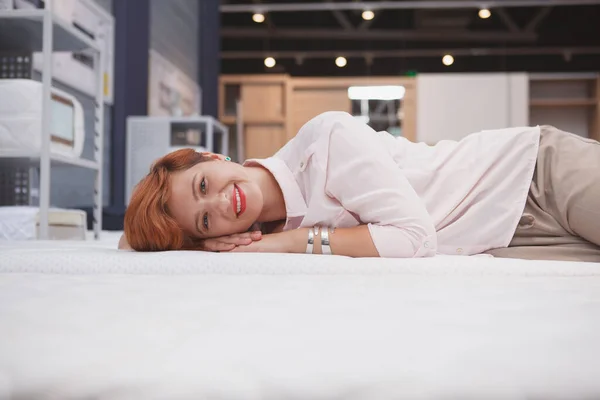 Alegre Encantadora Mujer Disfrutando Tumbado Una Nueva Cama Venta Tienda — Foto de Stock