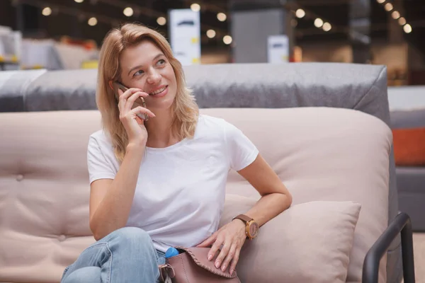 Mature Femme Foyer Parlant Téléphone Reposant Sur Canapé Magasin Meubles — Photo