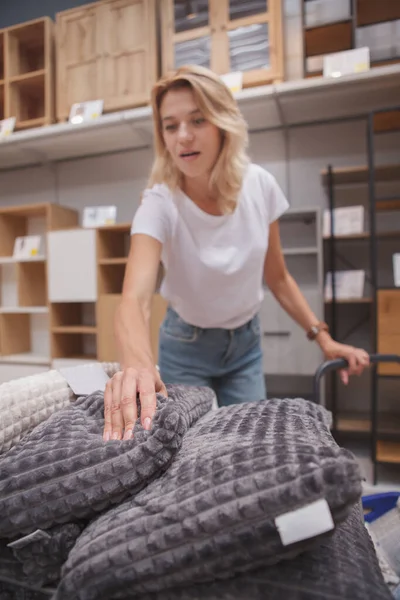 Enfoque Selectivo Cojines Suaves Ama Casa Madura Está Comprando Tienda — Foto de Stock