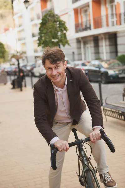 도시에서 자전거를 남자의 — 스톡 사진