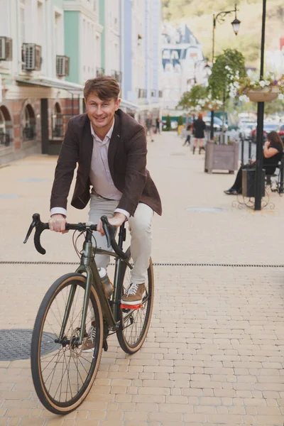 도시에서 자전거타기를 즐기고 남자의 — 스톡 사진