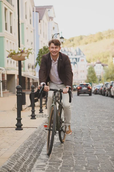사업가가 일하기 자전거를 — 스톡 사진