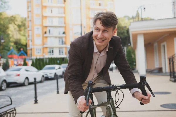 신나는 남자가 웃으며 자전거를 도시에서 — 스톡 사진