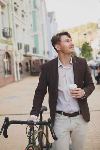 커피를 마시며 자전거를 도시를 사업가의 — 스톡 사진