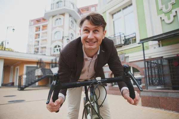 도시의 거리를 자전거를 웃으며 — 스톡 사진