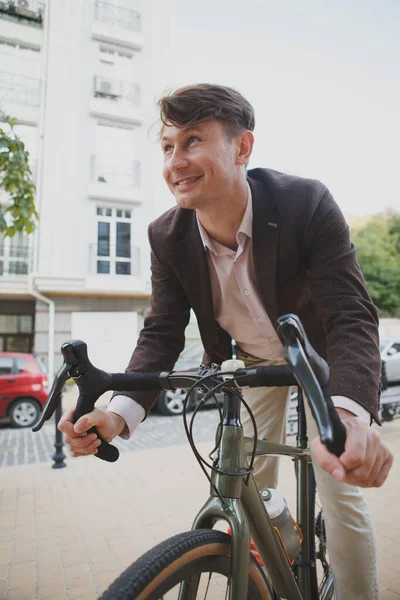 자전거타기를 즐기며 도시의 거리에서 일하는 사람의 — 스톡 사진