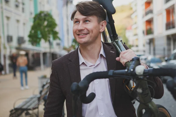 즐거움을 사업가가 자전거를 웃으면서 — 스톡 사진