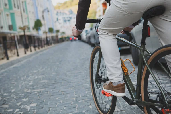 자전거를 도시를 달리고 알아볼 수없는 사람의 뒷모습 — 스톡 사진