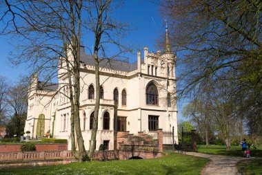 Evenburg, Leer, Almanya - 19 Mayıs 2019: Evenburg - Leda nehri yakınındaki Kuzey Almanya'da Log köyünde bulunan su üzerinde kale.