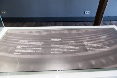 Bad Bentheim, Aşağı Saksonya, Almanya - 19 Mayıs 2019: Bentheim ortaçağ tepe kalesi - Müze, Altın kupa