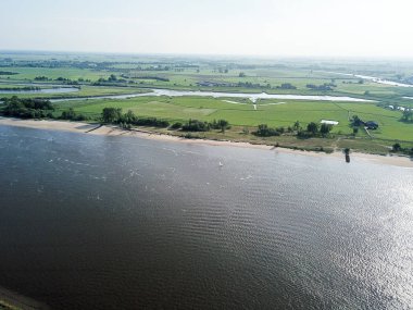 Bremen, Almanya-1 Haziran 2019: Bremen yakınlarındaki Weser üzerinde yalnız Yelkenli