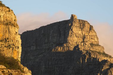 Masa Dağı, günbatımında dağ İstasyonu