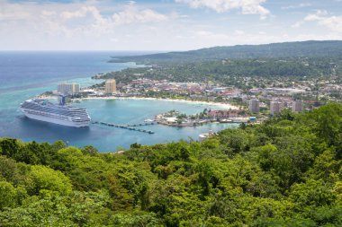 Cruise gemi limanı Jamaika önünde