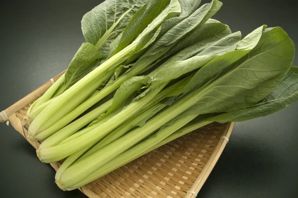 小松菜は葉物野菜で 日本では古くから親しまれており 主に茹でて食べられています 季節は冬ですが 一年中生産されています — ストック写真