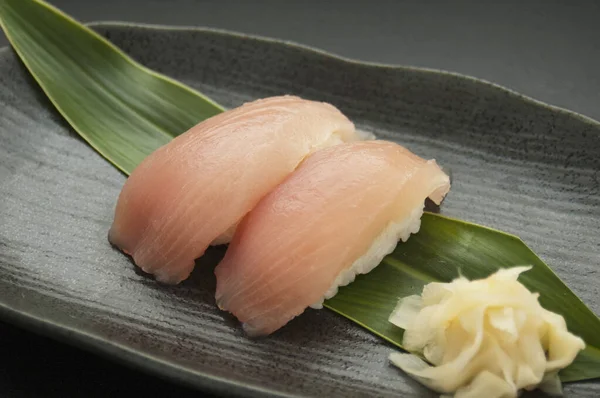 Bu Japon suşisinin bir resmi. Yemek çubuklarıyla yiyebilirsin ya da ellerinle tutabilirsin ve bu kötü bir davranış değil..