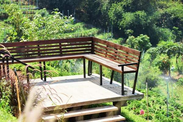 美しい庭の木製ベンチ — ストック写真