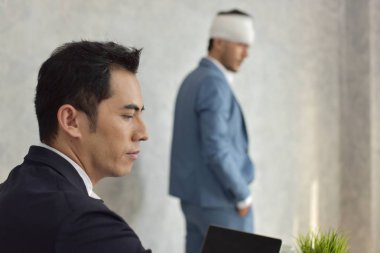 Ofiste çalışan iki işadamı.