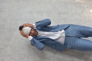 Asyalı işadamı baş ağrısı hissi