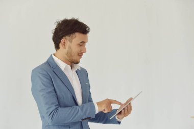 İşadamı yaralı ve iş sorundan vurguladı. İş iletişim bağlantı kavramı çalışma.