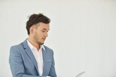 Asya işadamı Tablet PC'yi kullanma