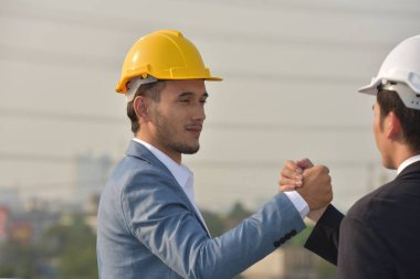 Güvenilirlik ortaklık ve işbirliği kavramı. iş. İyi bir anlaşma. Çalışma evinde otururken el sıkışan iki iş adamları kapatın. Mühendis ve mimar büyük bir proje üzerinde çalışmak için güçlerini birleştirmeleri.