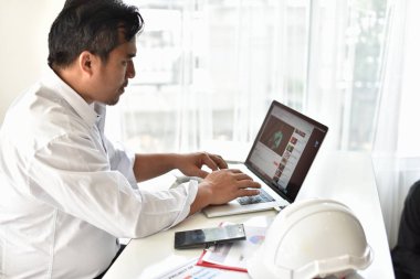 dizüstü bilgisayar ile çalışan genç iş adamı