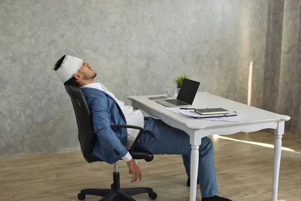 Asiático Hombre Negocios Sentado Silla Oficina Sintiendo Dolor Cabeza — Foto de Stock