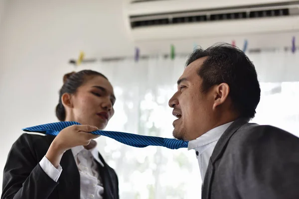 Conflicto Lugar Trabajo Las Empleadas Femeninas Están Tirando Corbata Los — Foto de Stock