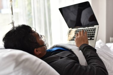 İşadamları da çalışma ve hastanede yatakta uyurken para kazanmak. İş kavramları