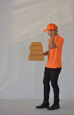 Teslimat ve iş online teslimat hizmetleri. KOBİ kavramı işe başlamak. Çalışma vasıl ev, girişimci KOBİ vurguladı ve öfkeyle masanın üzerinde kırma genç başlangıç girişimci küçük işletme sahibi. Sorun ağır ne zaman.