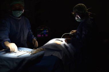 Takım cerrah ameliyathane içinde işte. Ameliyathane cerrahi ışıkta. Başlangıç için hazırlanması bir kesim ile cerrahi operasyon. 