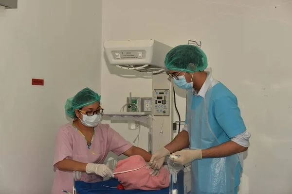 Ärzte Masken Arbeiten Klinik — Stockfoto