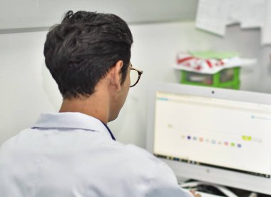 Fotoğraf iş üniformalı genç doktor