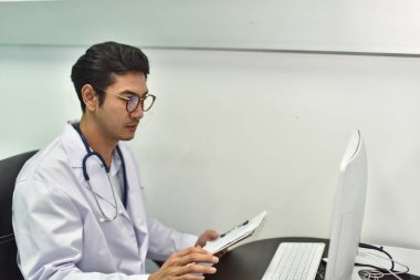 Fotoğraf iş üniformalı genç doktor