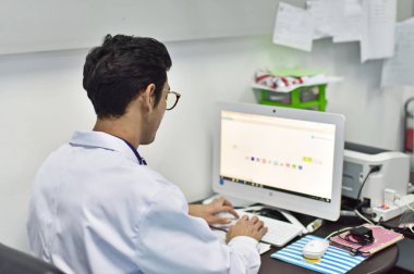 Fotoğraf iş üniformalı genç doktor