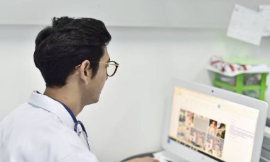 Fotoğraf iş üniformalı genç doktor