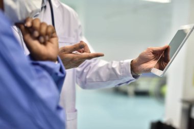 Doktor Doktor hastanın dava acil serviste hakkında istişare çalışma üniforma fotoğrafları.