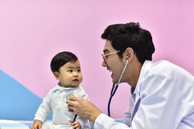 Doktor oynayan ve getting küçük çocukla tanışmış. Genç doktor ve çocuk tedavi edilir. Çocuk hastanede aşı.