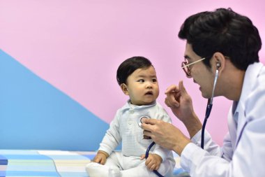 Doktor oynayan ve getting küçük çocukla tanışmış. Genç doktor ve çocuk tedavi edilir. Çocuk hastanede aşı.