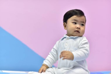 Çocuk hastanede aşı. Doktor oynayan ve getting küçük çocukla tanışmış. Çocuk hastanede aşı.