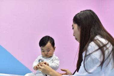 Doktor oynayan ve getting küçük çocukla tanışmış. Genç doktor ve çocuk tedavi edilir. Çocuk hastanede aşı.