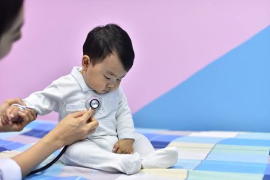 Doktor oynayan ve getting küçük çocukla tanışmış. Genç doktor ve çocuk tedavi edilir. Çocuk hastanede aşı.